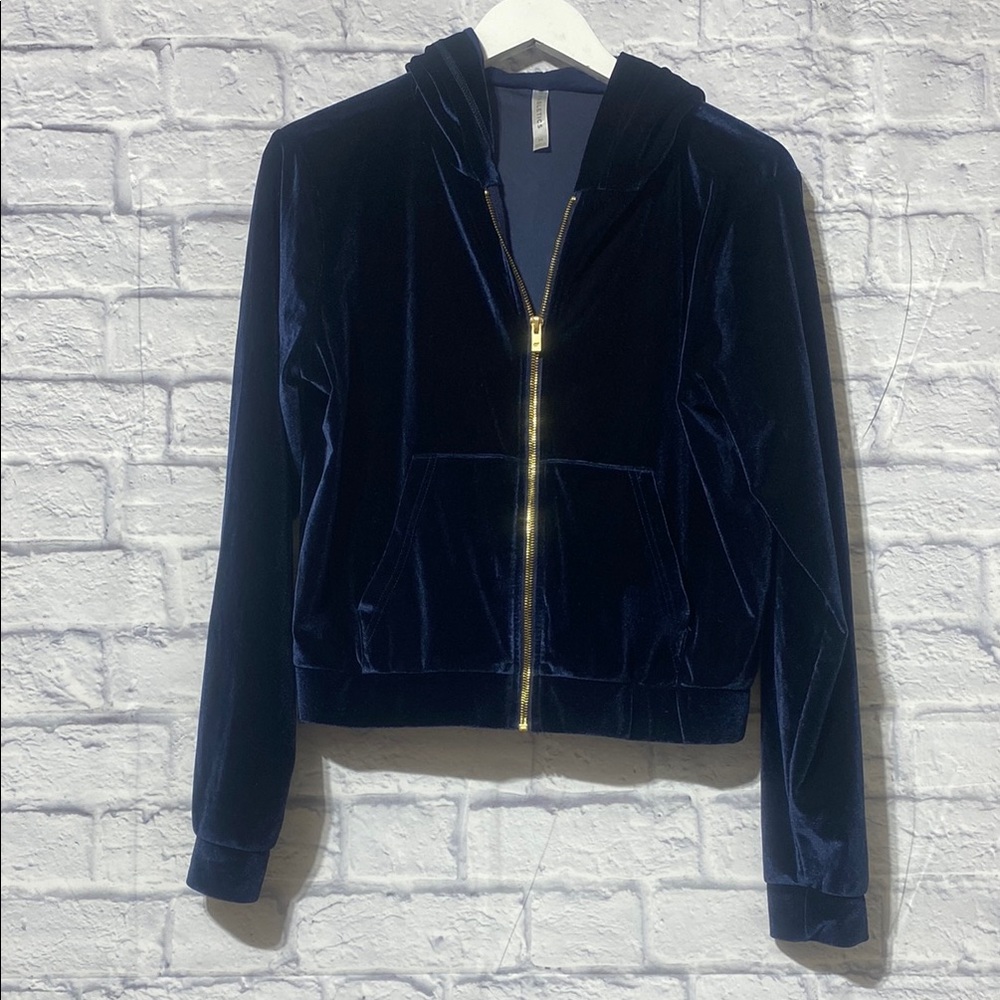 Fabletics Blue Sweatshirt Cozy and Stylish